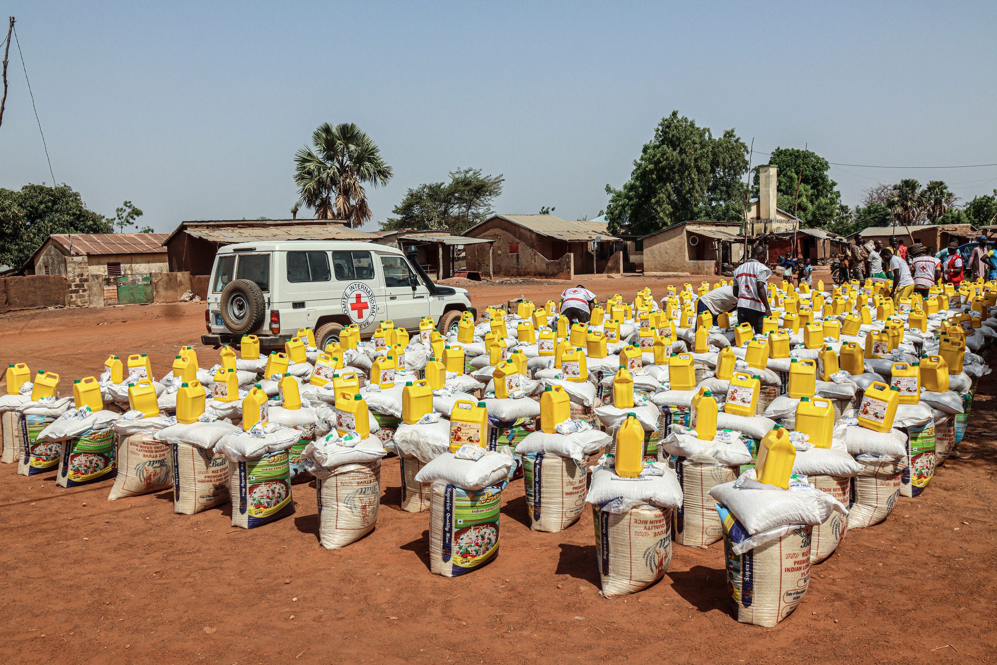 Tantéga, département de l'Atakora, nord du Bénin. Distribution par le CICR et la Croix-Rouge béninoise (CRB) de kits de semences pour renforcer la résilience des communautés face à l'insécurité alimentaire.

Tantéga, Atakora Department, northern Benin. Distribution of seed kits by the ICRC and the Benin Red Cross (BRC) to strengthen community resilience against food insecurity.

Dans les départements de l'Alibori et de l'Atakora, au nord du Bénin, le CICR et la CRB ont uni leurs efforts pour mener une opération humanitaire destinée à soutenir les communautés touchées par l'insécurité alimentaire et les tensions.



Dans ce cadre, une distribution de kits contenant des semences de maïs, de niébé et de riz a été organisée dans la région de l'Atakora, afin de renforcer la résilience des populations vulnérables et de leur permettre de subvenir à leurs besoins alimentaires durant la période agricole.



Cette intervention s'inscrit dans une démarche globale visant à accompagner les populations vulnérables et à favoriser leur autonomie grâce à des solutions durables et adaptées.

In the departments of Alibori and Atakora, in northern Benin, the ICRC and the Benin Red Cross (CRB) joined forces to carry out a humanitarian operation aimed at supporting communities affected by food insecurity and tensions.



As part of this effort, kits containing maize, cowpea, and rice seeds were distributed in the Atakora region to strengthen the resilience of vulnerable populations and help them meet their food needs during the agricultural season.



This intervention is part of a broader approach aimed at supporting vulnerable populations and promoting their self-reliance through sustainable and tailored solutions.

